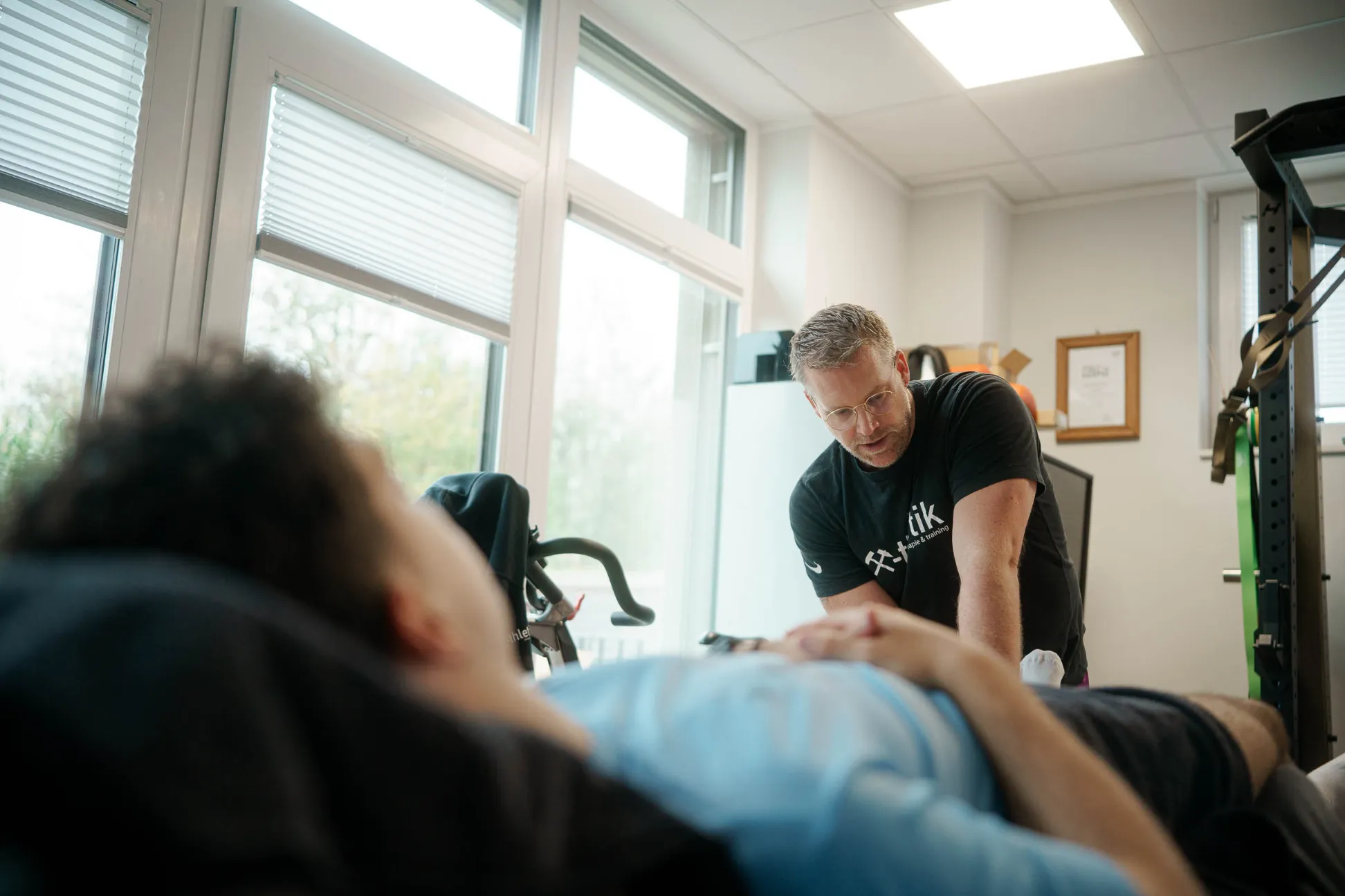 Sebastian Kaul, Inhaber von x-thletik, behandelt einen Patienten im Rahmen der individuellen Leistungsentwicklung – Teaserbild zur Leistung ‚Road to Performance‘ auf der Übersichtsseite